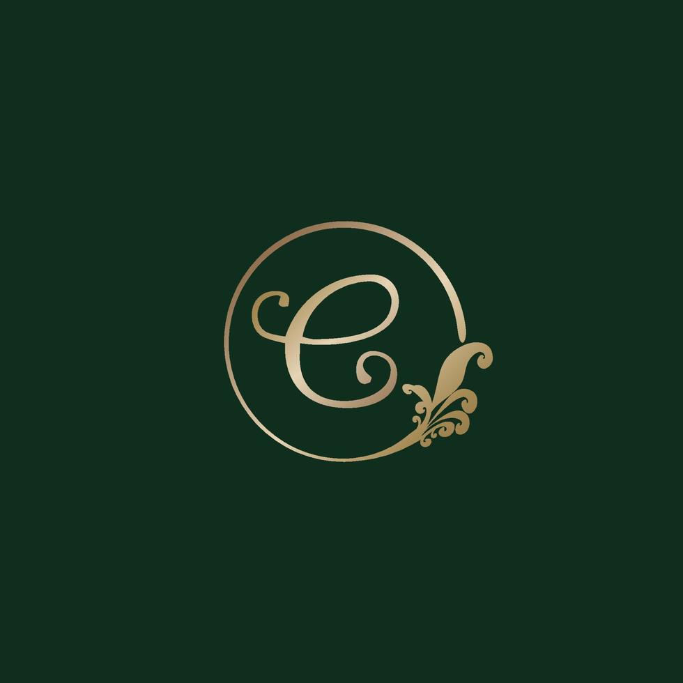 letter c decoratieve alfabet logo geïsoleerd op groene achtergrond. luxe gouden ring eerste abjad logo ontwerpsjabloon. elegante krul bloemen logo concept. eps 10 bestandsproject vector