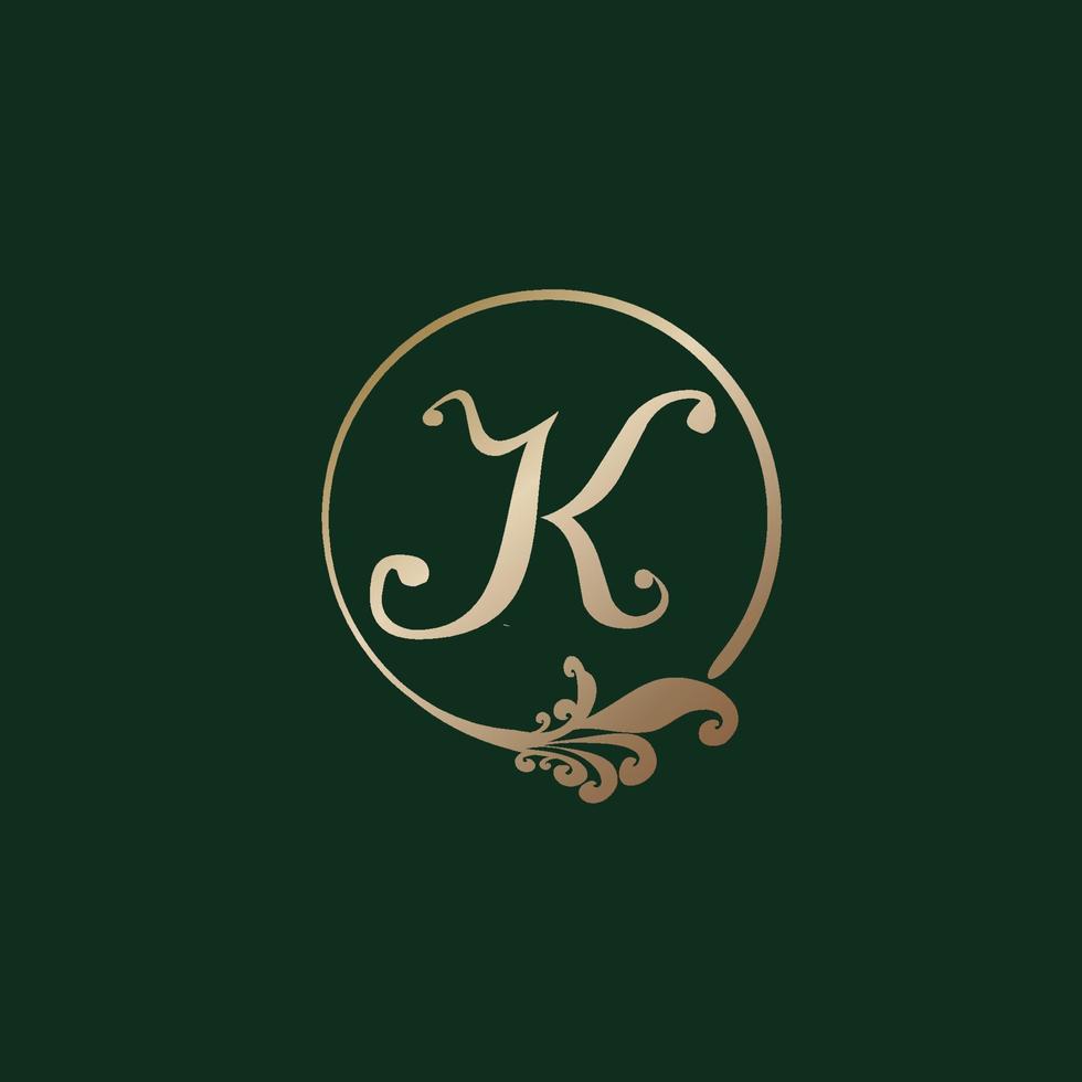 letter k decoratieve alfabet logo geïsoleerd op groene achtergrond. luxe gouden ring eerste abjad logo ontwerpsjabloon. elegante krul bloemen logo concept. eps 10 bestandsproject vector