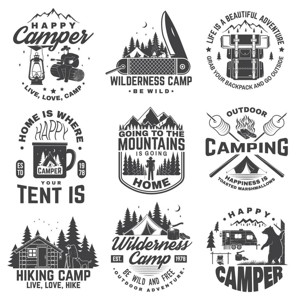 set van happy camper outdoor avontuur symbool. vector. concept voor shirt of logo, print, stempel. vintage design met lantaarn, kampeertent, kampvuur, beer, man met gitaar en bossilhouet. vector