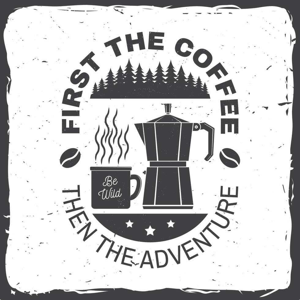 eerst de koffie dan het avontuur. vectorillustratie. concept voor badge, shirt of logo, print, stempel. vintage typografieontwerp met campin-kop, Italiaans koffiezetapparaat en bossilhouet. vector