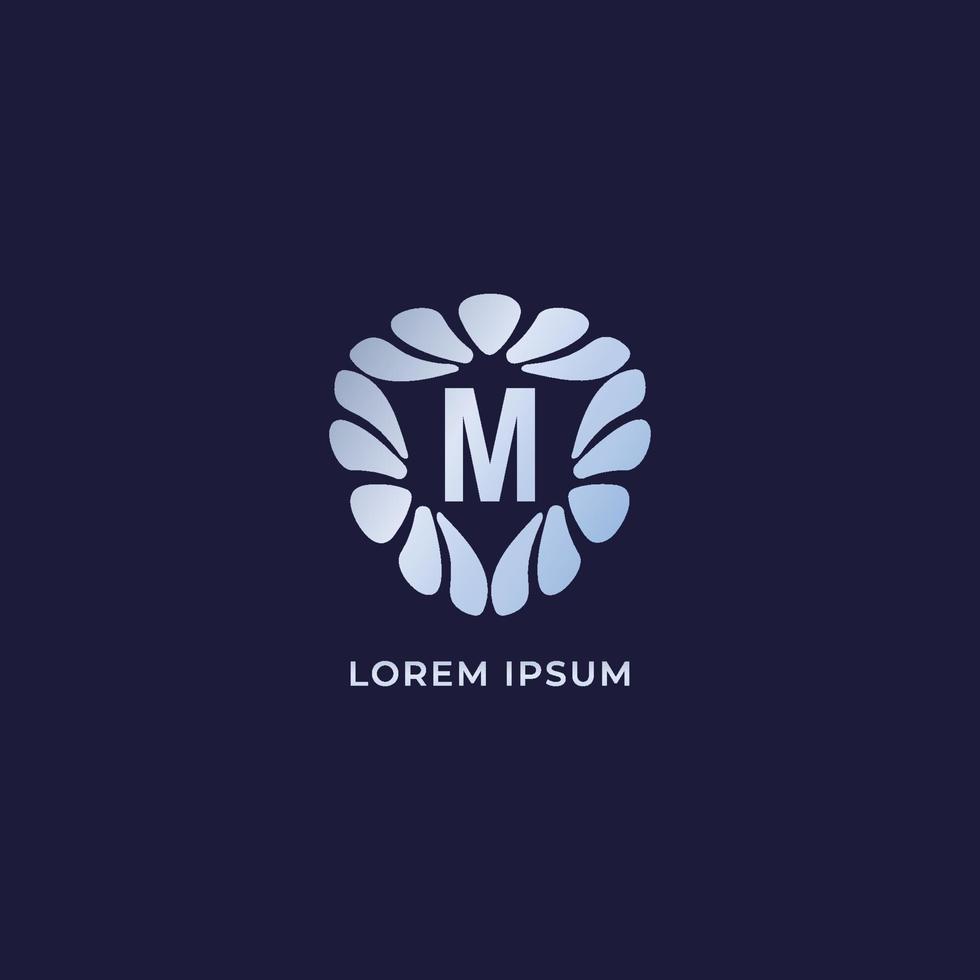letter m alfabetische logo ontwerpsjabloon. luxe decoratieve alfabet logo geïsoleerd op marineblauwe achtergrond. zilveren metalen sieraden logo concept vector
