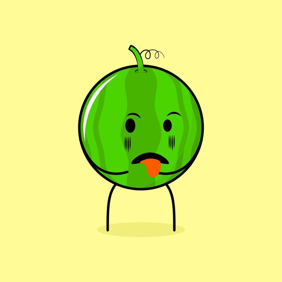 schattig watermeloenkarakter met walgelijke uitdrukking en tong die uitsteekt. groen en geel. geschikt voor emoticon, logo, mascotte vector