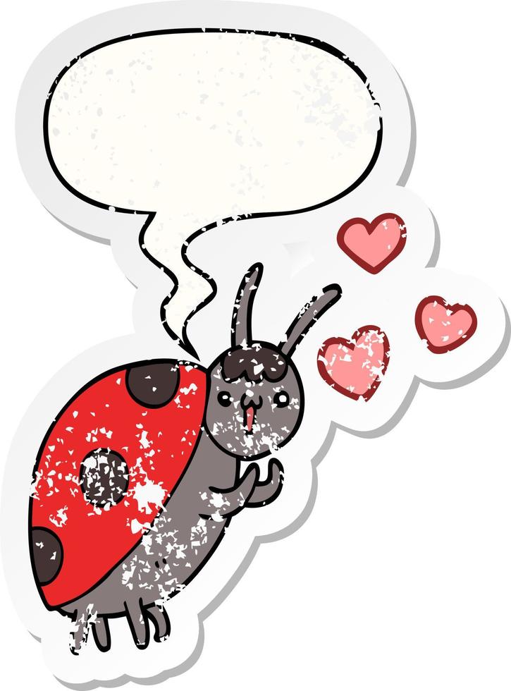 schattige cartoon lieveheersbeestje in liefde en tekstballon verontruste sticker vector
