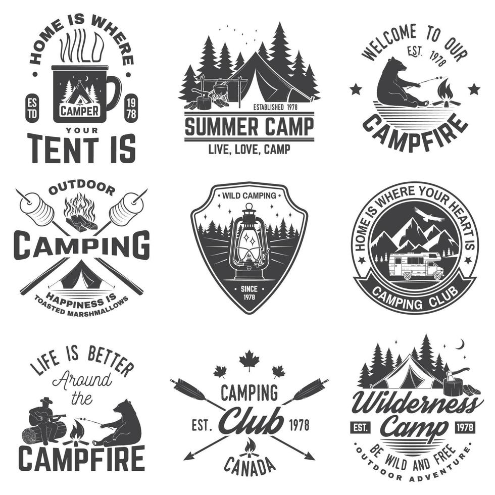 zomerkamp. vectorillustratie. concept voor shirt of patch, print, stempel. vintage typografieontwerp met rv-aanhangwagen, kampeertent, kampvuur, beer, man met gitaar en bossilhouet. vector