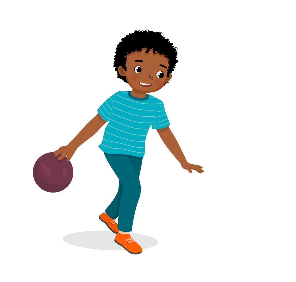 schattige kleine Afrikaanse jongen die bowlen speelt in de sportclub, klaar om de bal te gooien vector