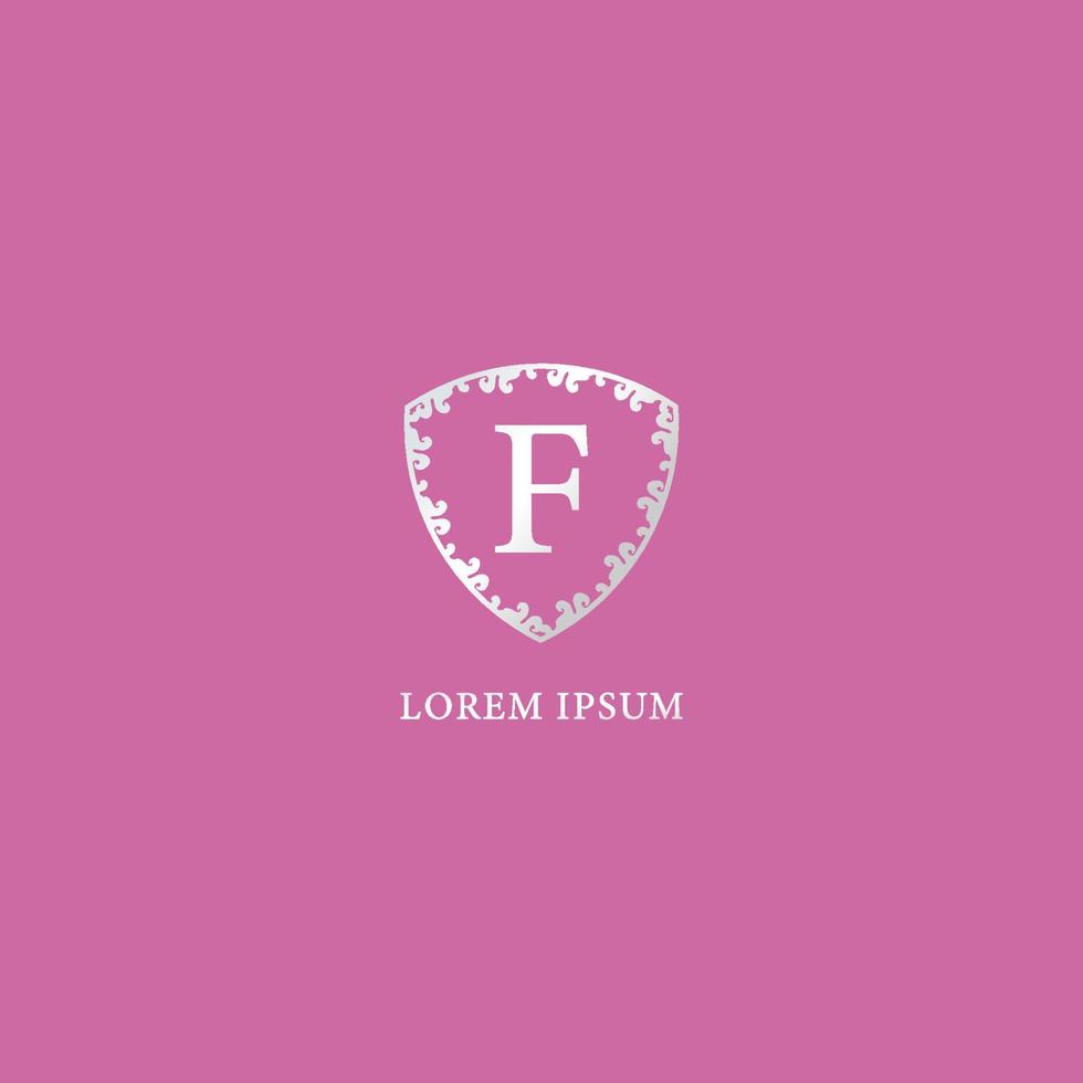 f brief eerste logo ontwerpsjabloon. luxe zilveren decoratieve bloemen schild illustratie geïsoleerd op roze kleur achtergrond. geschikt voor verzekeringen, mode en beautyproducten. vector