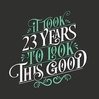 het duurde 23 jaar om er zo goed uit te zien - 23 verjaardag en 23 jubileumviering met prachtig kalligrafisch beletteringontwerp. vector
