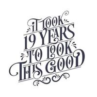 het duurde 19 jaar om er zo goed uit te zien - 19 jaar verjaardag en 19 jaar jubileumfeest met prachtig kalligrafisch beletteringontwerp. vector