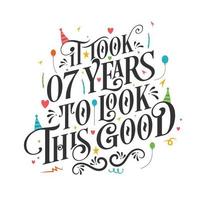 het duurde 7 jaar om er zo goed uit te zien - 7 verjaardag en 7 jubileumviering met prachtig kalligrafisch beletteringontwerp. vector