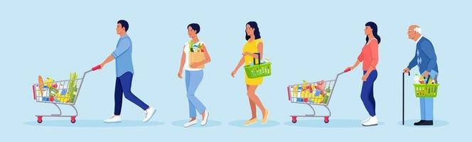 wachtrij van de supermarkt. mensen met winkelwagentjes, mand, eco-tas met eten. menigte shoppers wachten in lange rij in supermarkt. drukke rij bij de kassa. klantenservice vector