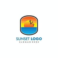 strand, zee, zonsondergang, zonsopgang, logo ontwerp vectorillustratie vector