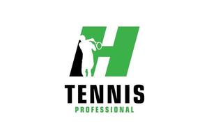 letter h met tennisspeler silhouet logo ontwerp. vectorontwerpsjabloonelementen voor sportteam of huisstijl. vector