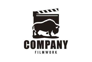 vintage filmklapper met bizon-logo-ontwerp voor filmproductie vector