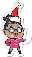 verontruste sticker cartoon van een wijzende vrouw die een bril draagt met een kerstmuts vector