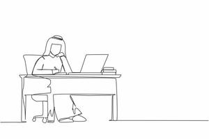 enkele doorlopende lijntekening Arabische zakenman schrijven laptop aan tafel zit. jonge man studeren en schrijven in notitieblok, aan de balie voor de computer. één regel grafisch ontwerp vector