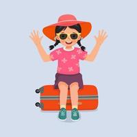 schattig klein meisje draagt hoed en zonnebril zittend op koffer opgewonden om te gaan reizen op zomervakantie vector
