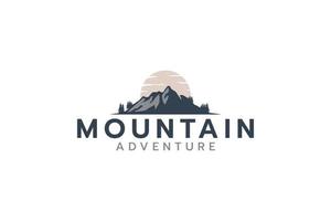 Mountain Adventure-logo met uitzicht op de bergen en natuurlijke kleuren. vector