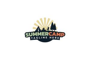 zomerkamp-logo met mensen die buitenactiviteiten doen, grillen, muziek spelen. vector