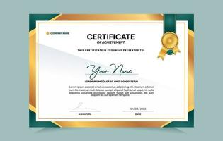 groene en gouden certificaat van prestatie-sjabloon ingesteld met gouden badge en rand. voor prijs-, bedrijfs- en onderwijsbehoeften. vector illustratie