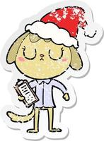 schattige, verontruste stickercartoon van een hond die een kantooroverhemd draagt met een kerstmuts vector
