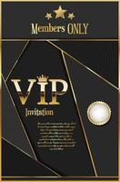 gouden vip-uitnodigingskaart op donkere zwarte en gouden achtergrond vector