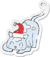 retro verontrust sticker van een tekenfilm kat vervelend Kerstmis hoed vector