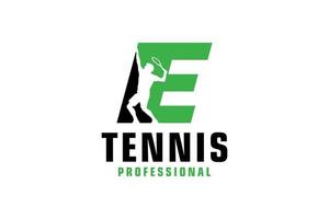 letter e met tennisspeler silhouet logo ontwerp. vectorontwerpsjabloonelementen voor sportteam of huisstijl. vector