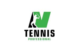 brief n met tennis speler silhouet logo ontwerp. vector ontwerp sjabloon elementen voor sport team of zakelijke identiteit.