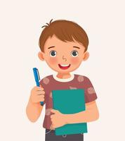 schattig weinig jongen leerling Holding boek en pen glimlachen vector