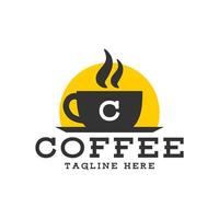 een heet koffie kop met brief c. mooi zo voor koffie winkel of ieder bedrijf verwant naar koffie. vector