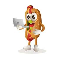 schattig hotdog mascotte werken gebruik makend van een laptop vector