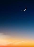 schemering lucht met halve maan maan in avond, verticaal zonlicht banier in Ramadan donker blauw nacht met dramatisch suset, schemer lucht voor Islamitisch religie, eid al-adha, eidi mubarak, eid al fitr, ramadan kareem vector