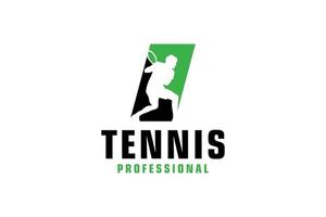 letter i met tennisspeler silhouet logo ontwerp. vectorontwerpsjabloonelementen voor sportteam of huisstijl. vector