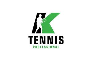 brief k met tennis speler silhouet logo ontwerp. vector ontwerp sjabloon elementen voor sport team of zakelijke identiteit.