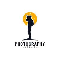 fotograaf retro logo ontwerp, cameraman symbool vector