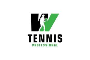 letter w met tennisspeler silhouet logo ontwerp. vectorontwerpsjabloonelementen voor sportteam of huisstijl. vector