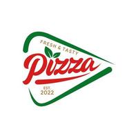 pizzeria vector embleem Aan schoolbord. pizza logo sjabloon. vector embleem voor cafe, restaurant of voedsel levering onderhoud