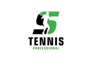 letter s met tennisspeler silhouet logo ontwerp. vectorontwerpsjabloonelementen voor sportteam of huisstijl. vector