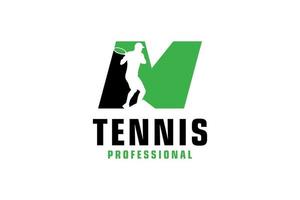 brief m met tennis speler silhouet logo ontwerp. vector ontwerp sjabloon elementen voor sport team of zakelijke identiteit.