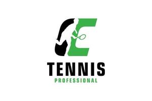 letter c met tennisspeler silhouet logo ontwerp. vectorontwerpsjabloonelementen voor sportteam of huisstijl. vector