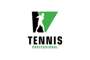 letter v met tennisspeler silhouet logo ontwerp. vectorontwerpsjabloonelementen voor sportteam of huisstijl. vector