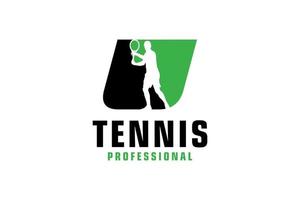 letter u met tennisspeler silhouet logo ontwerp. vectorontwerpsjabloonelementen voor sportteam of huisstijl. vector
