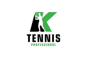 brief k met tennis speler silhouet logo ontwerp. vector ontwerp sjabloon elementen voor sport team of zakelijke identiteit.
