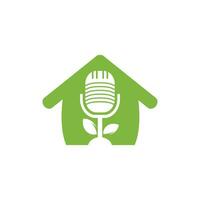 podcast blad natuur ecologie vector logo ontwerp. podcast talkshow-logo met microfoon en bladeren.