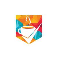 koffie controleren vector logo ontwerp. koffie kop met een controleren markering.