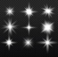 gloed geïsoleerd wit transparant licht effect set, lens gloed, explosie, schitteren, lijn, zon flash, vonk en sterren. abstract speciaal effect element ontwerp. schijnen straal met bliksem vector