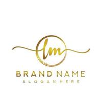 eerste lm schoonheid monogram en elegant logo ontwerp, handschrift logo van eerste handtekening, bruiloft, mode, bloemen en botanisch met creatief sjabloon. vector