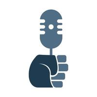 menselijk hand- sterk Holding mic microfoon. mic en vuist logo concept ontwerp. vector