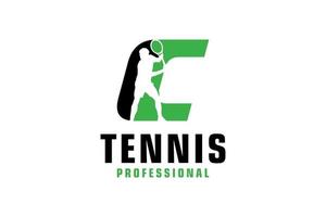 letter c met tennisspeler silhouet logo ontwerp. vectorontwerpsjabloonelementen voor sportteam of huisstijl. vector