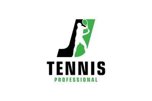 letter j met tennisspeler silhouet logo ontwerp. vectorontwerpsjabloonelementen voor sportteam of huisstijl. vector